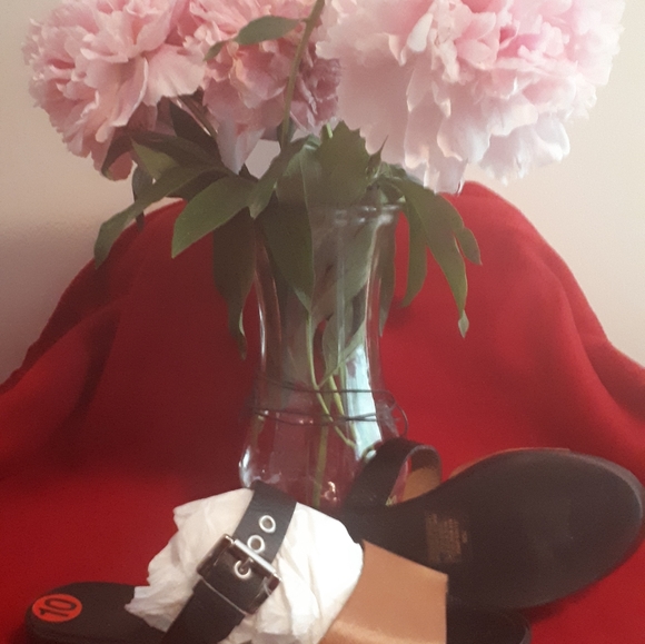 Sandles - Picture 2 of 4